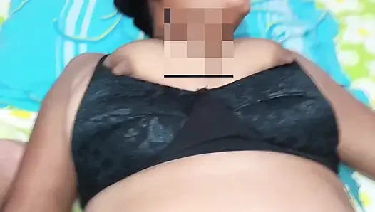 Ibu-ibu bahenol ini ngentot pantat montoknya sama pelayan seksinya, bikin dia berdiri kayak kuda
