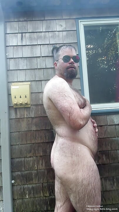 外でシャワーを浴びて、みんなに裸を見せるのが好きなんだ!