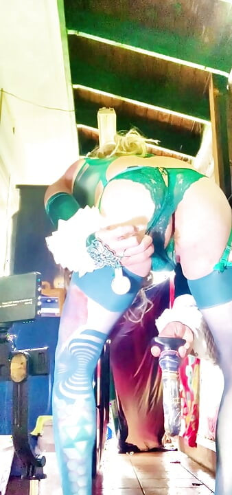 Colombiaanse tgirls - Mira gaat omhoog, streelt naar beneden met haar dildo