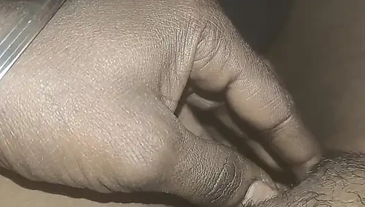 Memasukkan tanah hitam ke dalam memeknya yang sempit