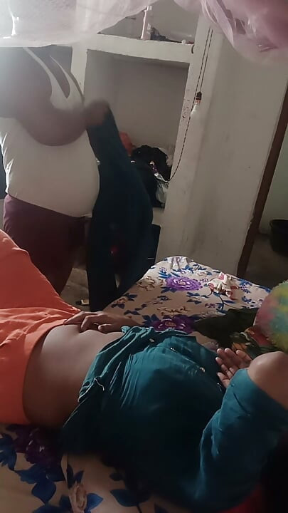 Ik neuk de jongere zus van mijn vrouw in haar bed in de missionarispositie.
