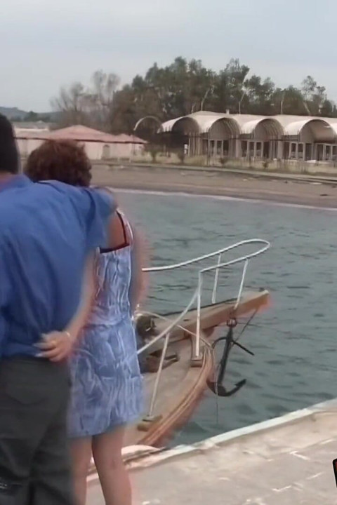 Ahmet e Selma fodem ao ar livre em um barco turco