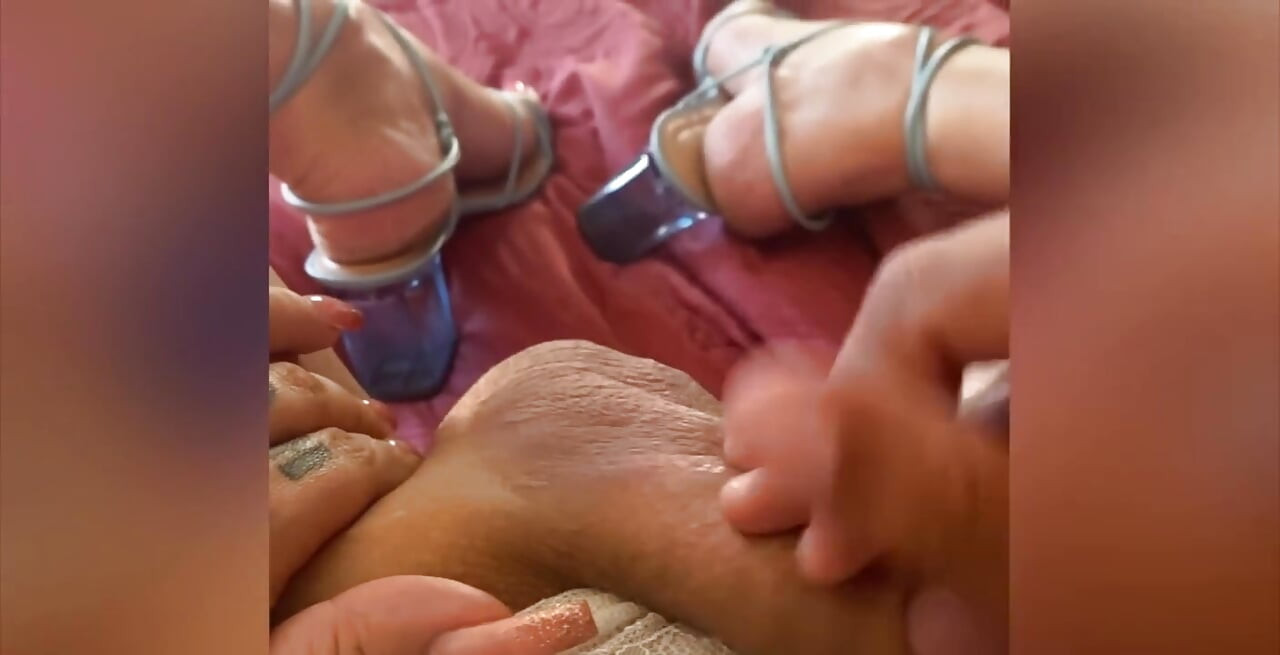 Eu não estava fazendo nada e chamei meu vizinho para me comer, gostamos e ele gozou na minha bunda