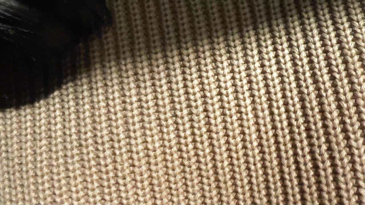 Phun lên áo len của tôi! Lady Victoria Valente trong áo len cổ lọ dày