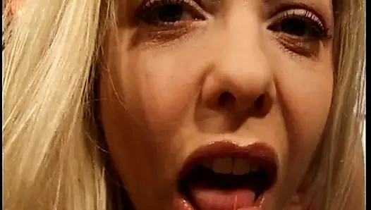 İri göğüslü sarışın orta yaşlı seksi kadın doktor ateşli muayenede zonklayan yarağı gırtlağına kadar alıyor