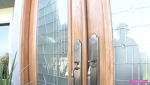 Возбужденную латину выебали на кровати