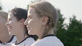 Ultrafilms, drużyna dziewcząt piłkarskich, daje trenerowi najlepsze ruchanie