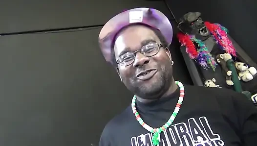 Jennifer White and friends give a fan a triple-blowjob!