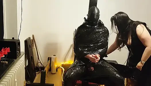 Folien-bondage-sklavin teil 2 - clingfilm mumifiziert und edging zum wahnsinn