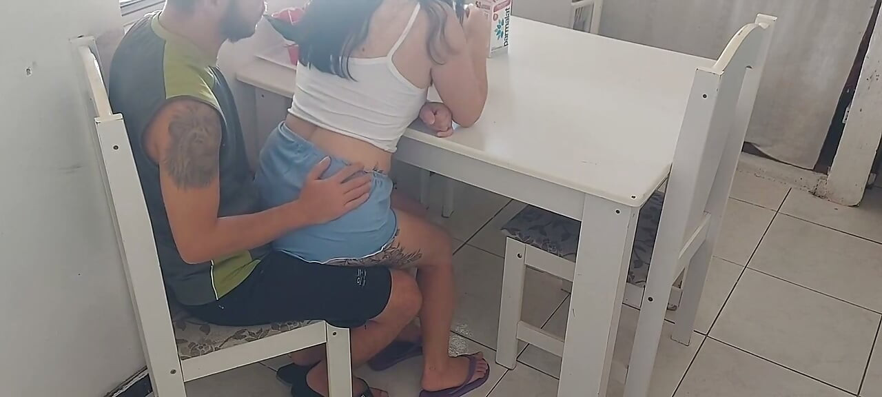 배다른 딸이 아침 식사를 위해 더 많은 것을 원했기 때문에 페퍼로니 소시지를 주었습니다.