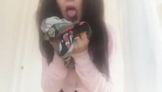 Üvey oğul, iç çamaşırın ıslak ve kirli. Confess Me