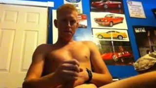 Il ragazzo dai capelli rossi si masturba in webcam