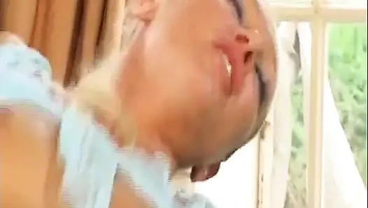 Büyük götlü sarışın Alman orta yaşlı seksi kadın klasik fmm'de iki yarağı birden alıyor ve yumrukla sikiliyor