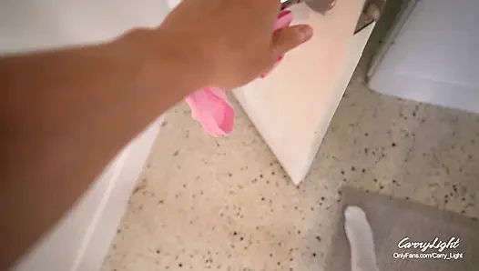 Stiefmutter erwischte ihren stiefsohn beim wichsen und hilft ihm, schnell zu kommen, während er nicht zu hause ist, CarryLight MILF