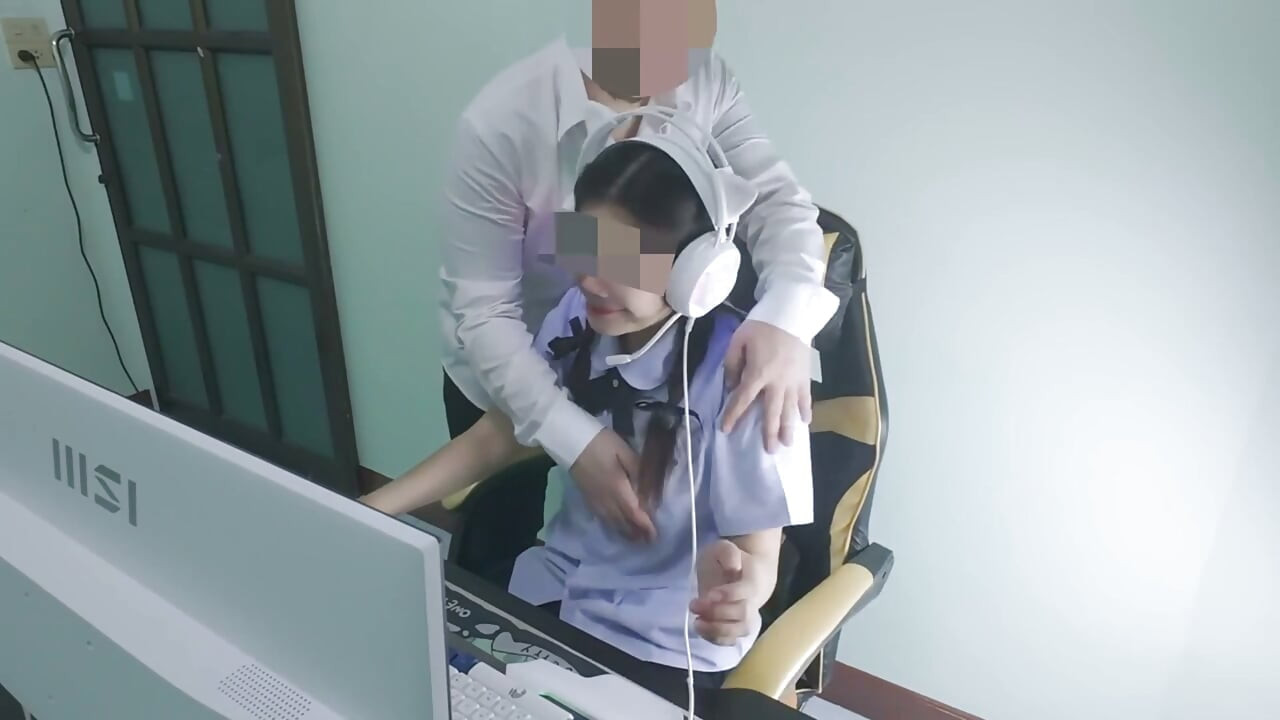 Estudiante tailandesa observa en secreto en el ordenador y sorprendida por un estudiante de último curso Llorando en casa (voz tailandesa clara) 18+