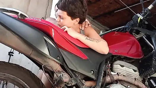 Aku nyepong kontolku di garasi rumah waktu istriku lagi nonton tv sama istrinya