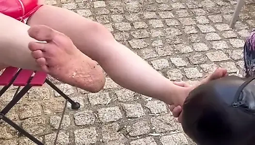 Membersihkan kakiku yang kotor...