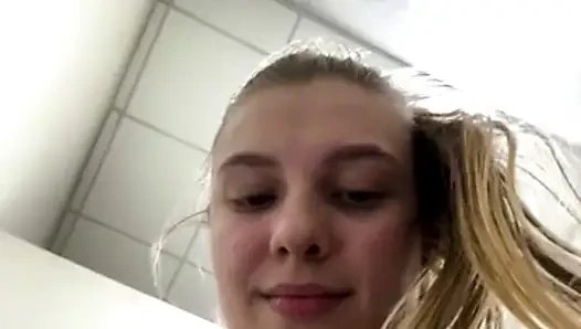 Fingering pussy in the gym jucielussie