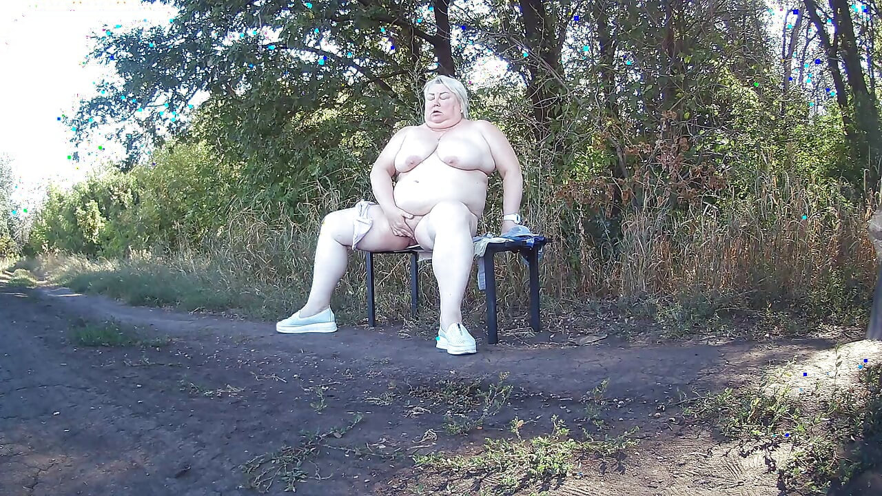 Svekrva u parku se skida i masturbira do orgazma na klupi