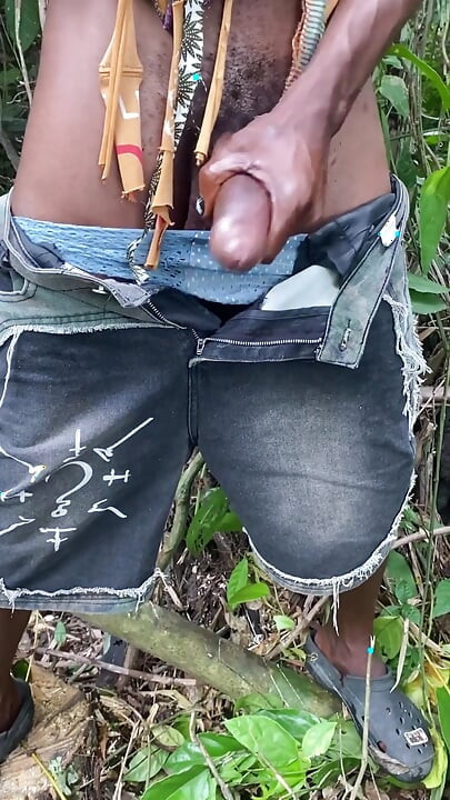 在森林裡倒精液