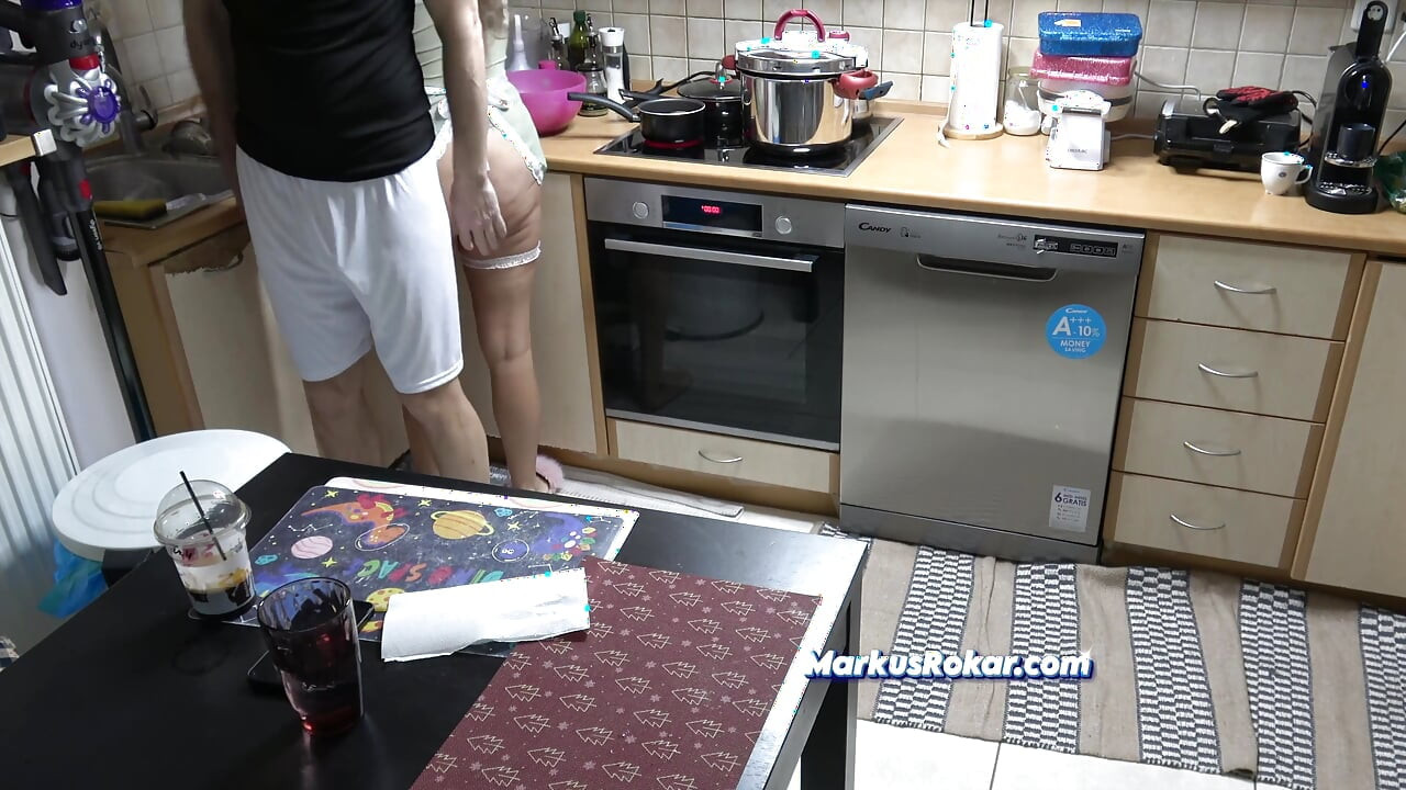 终于掀起她的裙子, 在厨房操我的继母