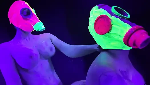 Neon Rave Kız Kız Yapay Penisle Oynuyor
