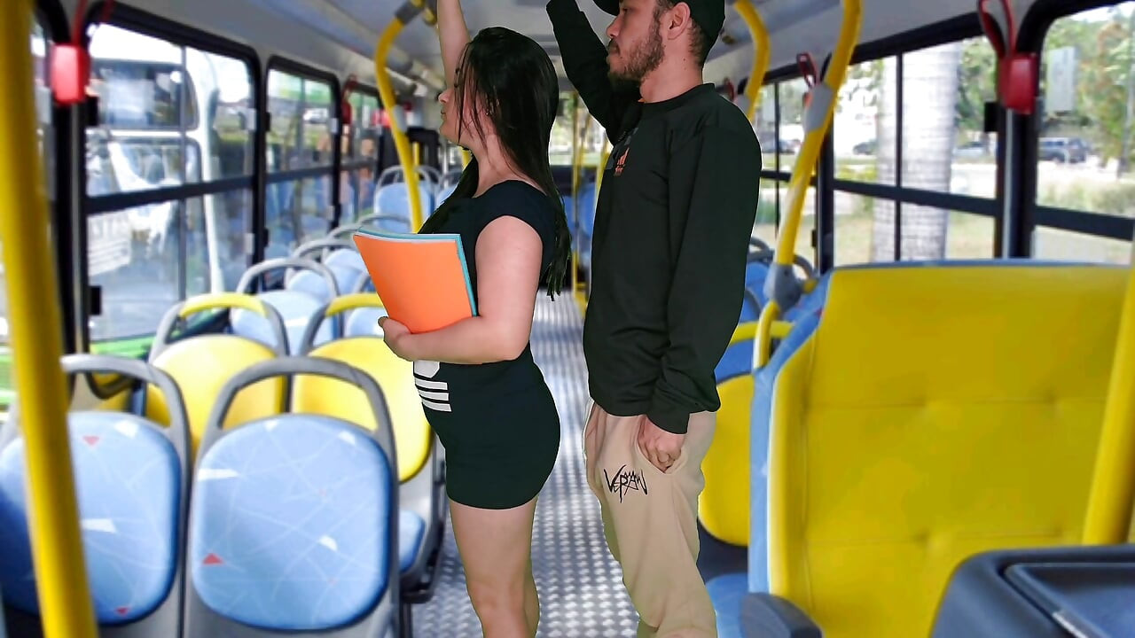 סטודנטית נדפקת ומזדיינת באוטובוס!