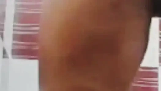 Gadis desa desi India ketahuan masturbasi saat mandi