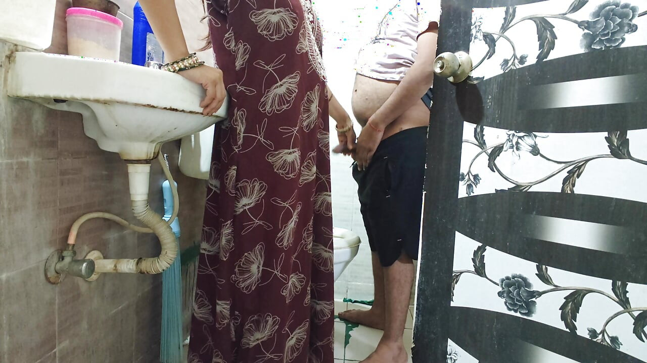Bhabhi ne devar ko toilet karwa kar chudai karai