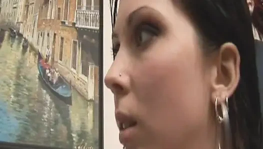 Birinci sınıf Fransız kızlar ateşli üçlü sekste büyük yarağı paylaşıyor