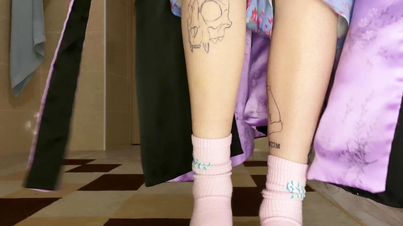 유리잔을 입은 에바 디바스 오줌