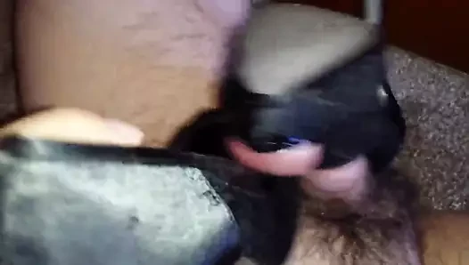 Siyah yüksek topuklu ayakkabılar boşalıyor