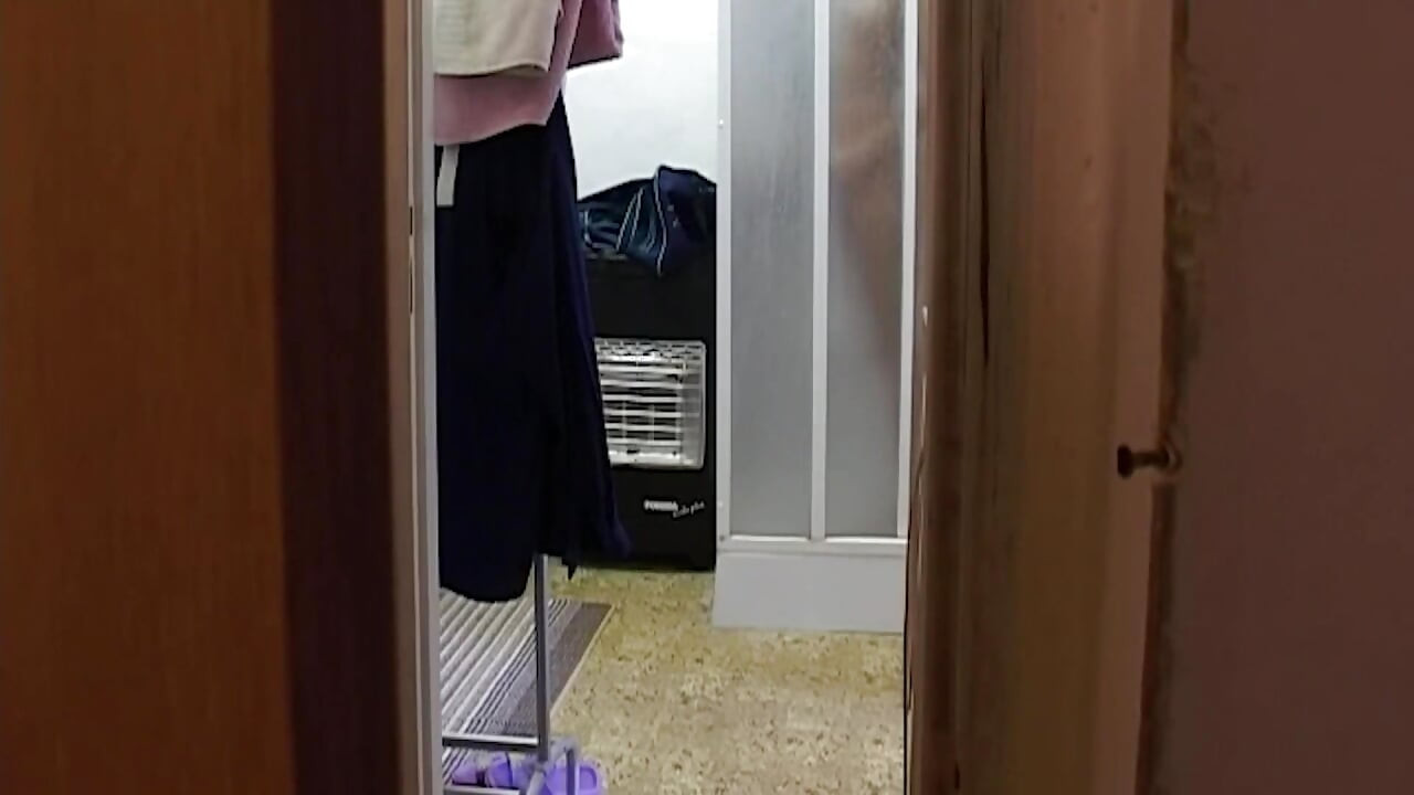 宝贝脱光衣服, 在门口弯下腰