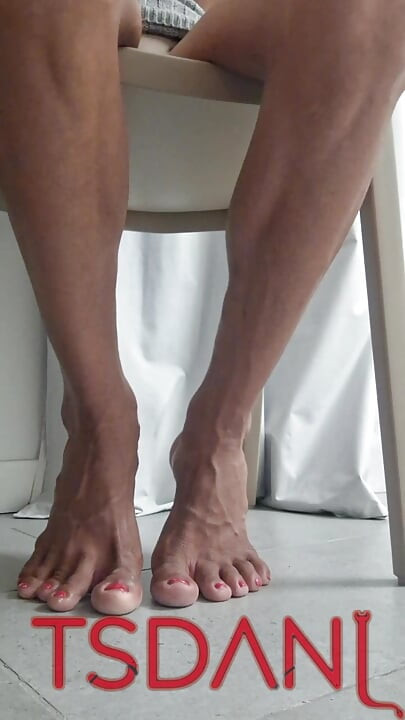 Hemma, som visar mina fötter med röst, tänker jag på när det kommer att vara underbart att suga dem alla på natten