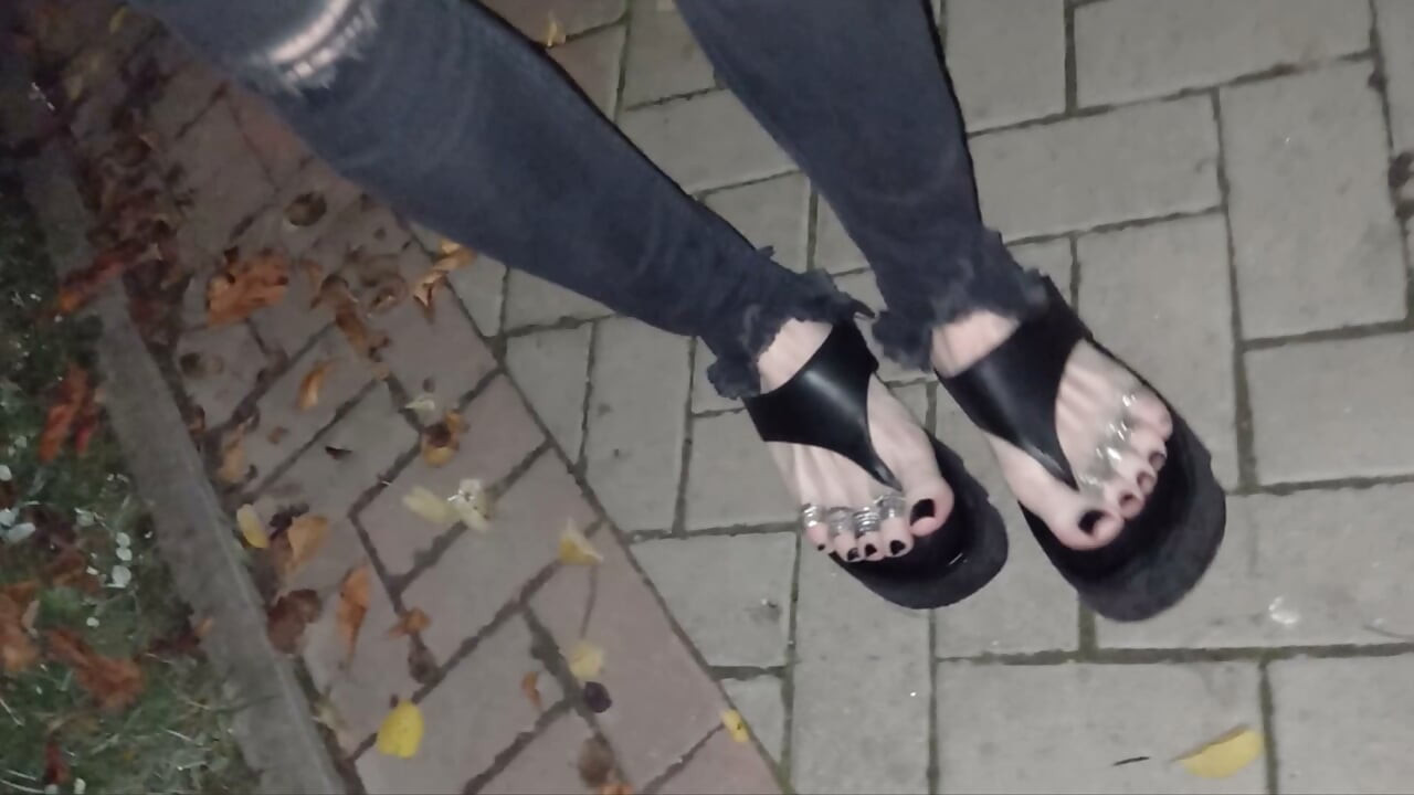 Moje gorące stopy crossdressera drażnią twarde kutasów podczas nocnego spaceru
