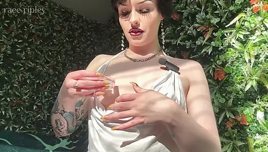 Игра со льдом на элегантных сосках и киске альт-шлюшек