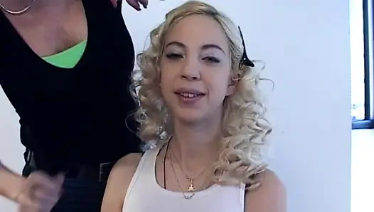 Sevimli latin sarışın Sindy makyajını iki büyük yaraktan ateşli dölle mahvediyor