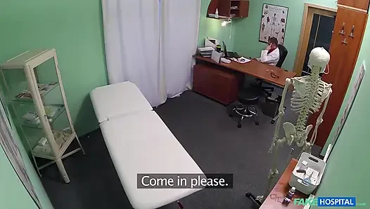 Genç üvey anne götüne termometre alıyor