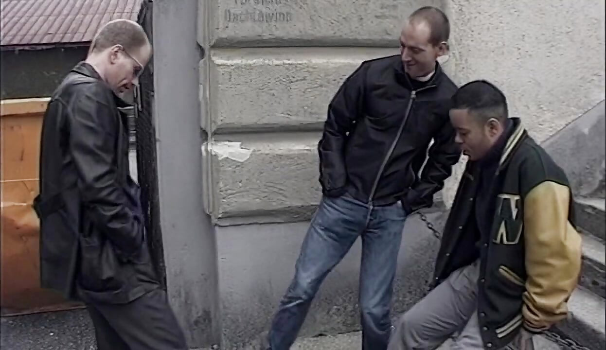 Блондинку трахают трое мужиков в видеомагазине и должен отсосать