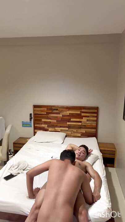 Nervøs 18yo asiatisk twinks første varme homoseksuelle sex