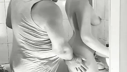 Natüristler evde çıplaklık. Bakire çıplak kız duş alırken yetişkin komşu banyoda tıraş oluyor. Yaşlı genç kız. Doğal memeler göt orta yaşlı seksi kadın