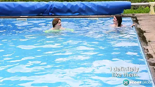 Ein tag am pool mit gestapelten naturals Mary Brown und Molly