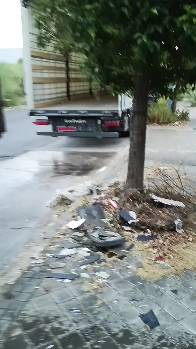 Unacerdaamaricona between trucks in chastity