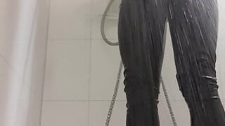 Στο ντους με κοστούμι από λάτεξ