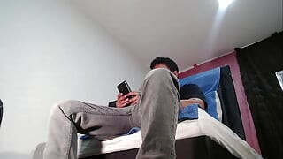 我手淫时把摄像头关着, 看色情片