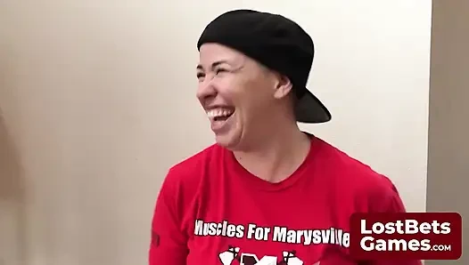 Она стояла нервно за пределами тату-салона на ее день рождения