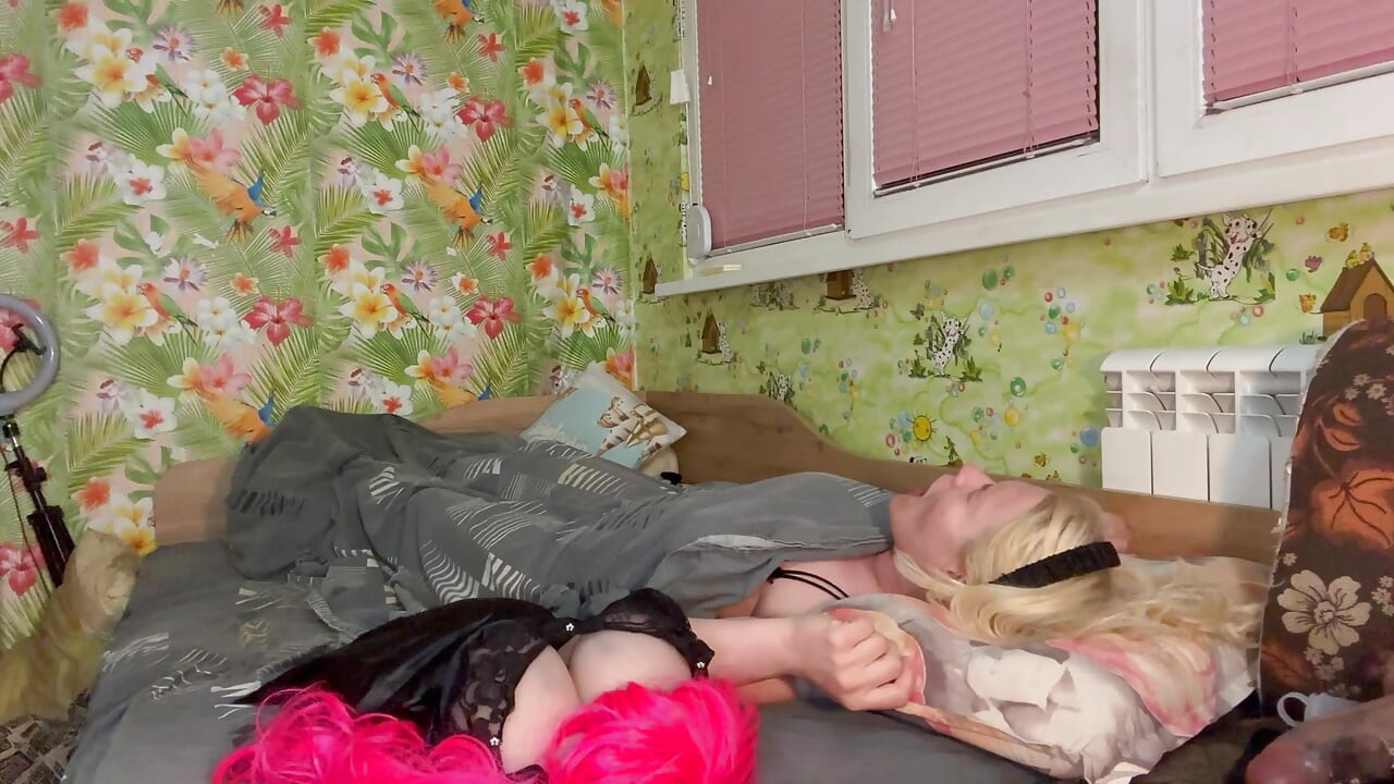 Cum on the tranny and wet my pantyhose and all around