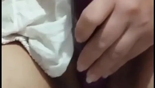 Играю с киской из баклажана