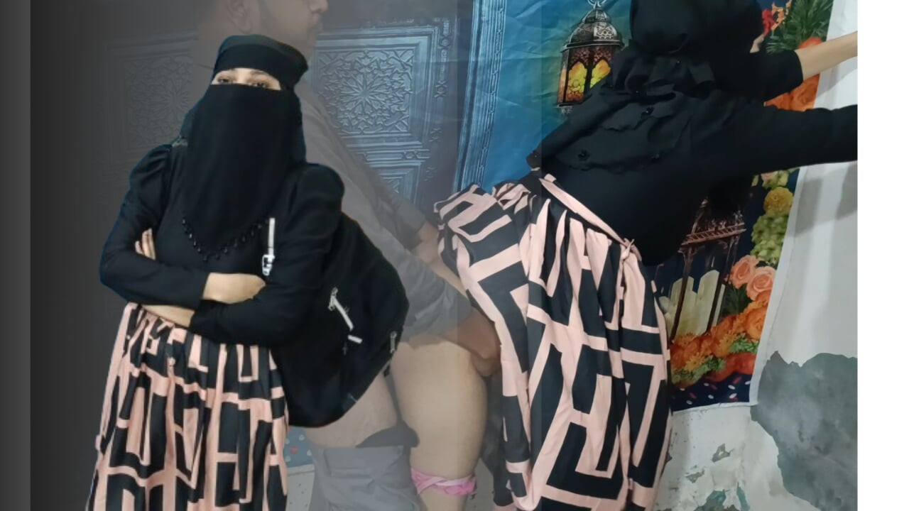 ムスリムの女の子が手コキをしていて、未割礼で激しく突かれていました
