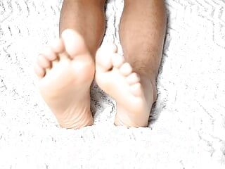 Soczyste stopy na pięknym białym prześcieradle